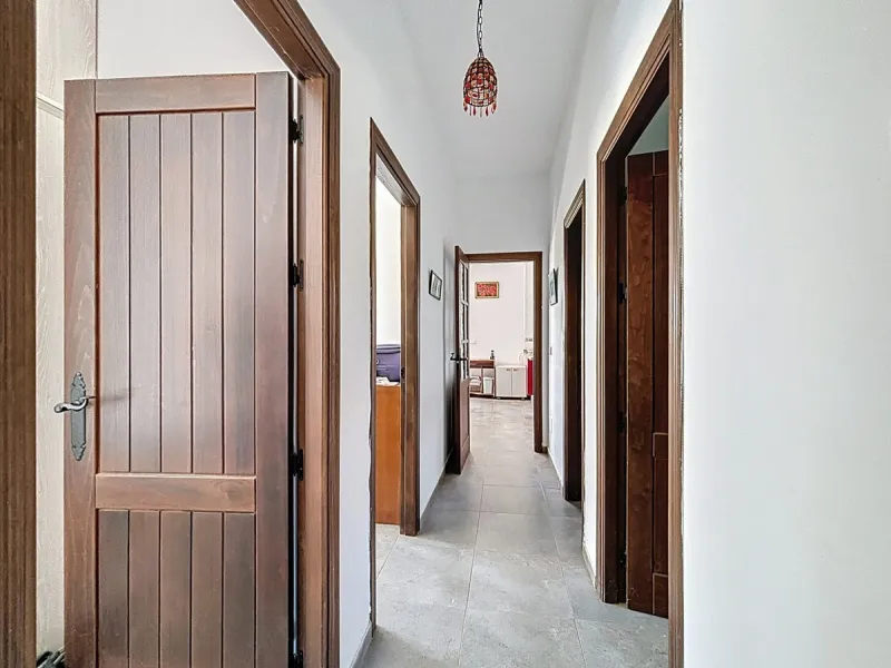 This impressive finca near Almayate spans almost 32,000 m2 of land and offers ample space for peace, self-sufficiency or small-scale farming projects. At its heart lies a charming house of approx. 200 m2, thoughtfully designed with three bedrooms and thre