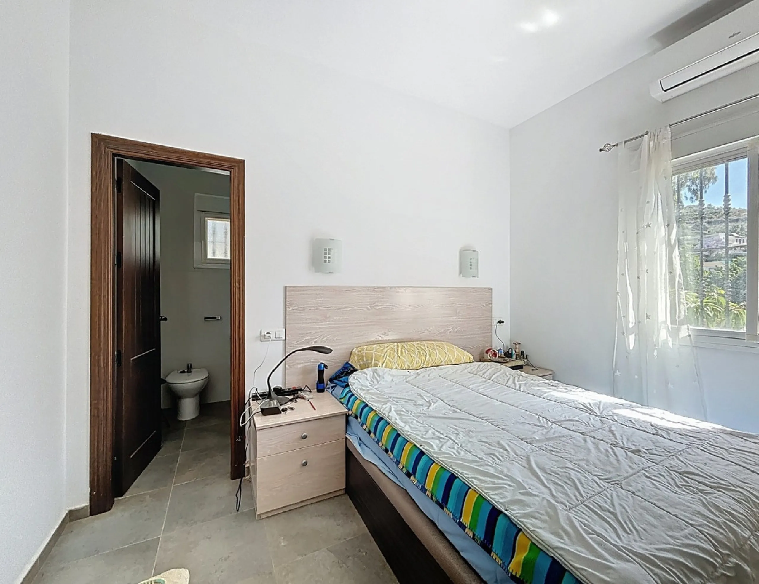 This impressive finca near Almayate spans almost 32,000 m2 of land and offers ample space for peace, self-sufficiency or small-scale farming projects. At its heart lies a charming house of approx. 200 m2, thoughtfully designed with three bedrooms and thre