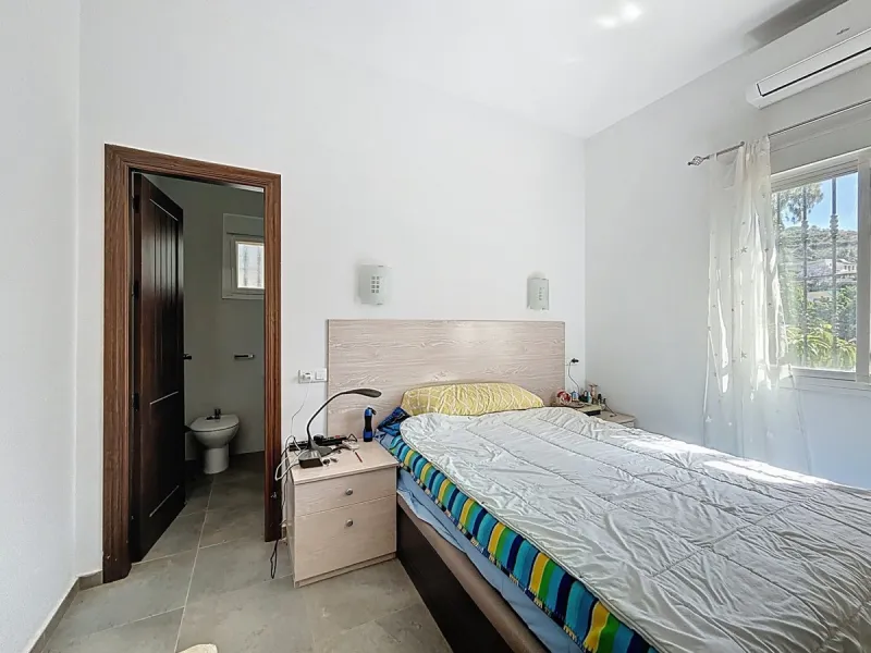 This impressive finca near Almayate spans almost 32,000 m2 of land and offers ample space for peace, self-sufficiency or small-scale farming projects. At its heart lies a charming house of approx. 200 m2, thoughtfully designed with three bedrooms and thre