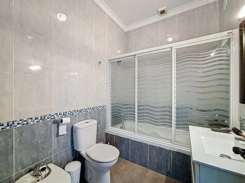 This impressive finca near Almayate spans almost 32,000 m2 of land and offers ample space for peace, self-sufficiency or small-scale farming projects. At its heart lies a charming house of approx. 200 m2, thoughtfully designed with three bedrooms and thre