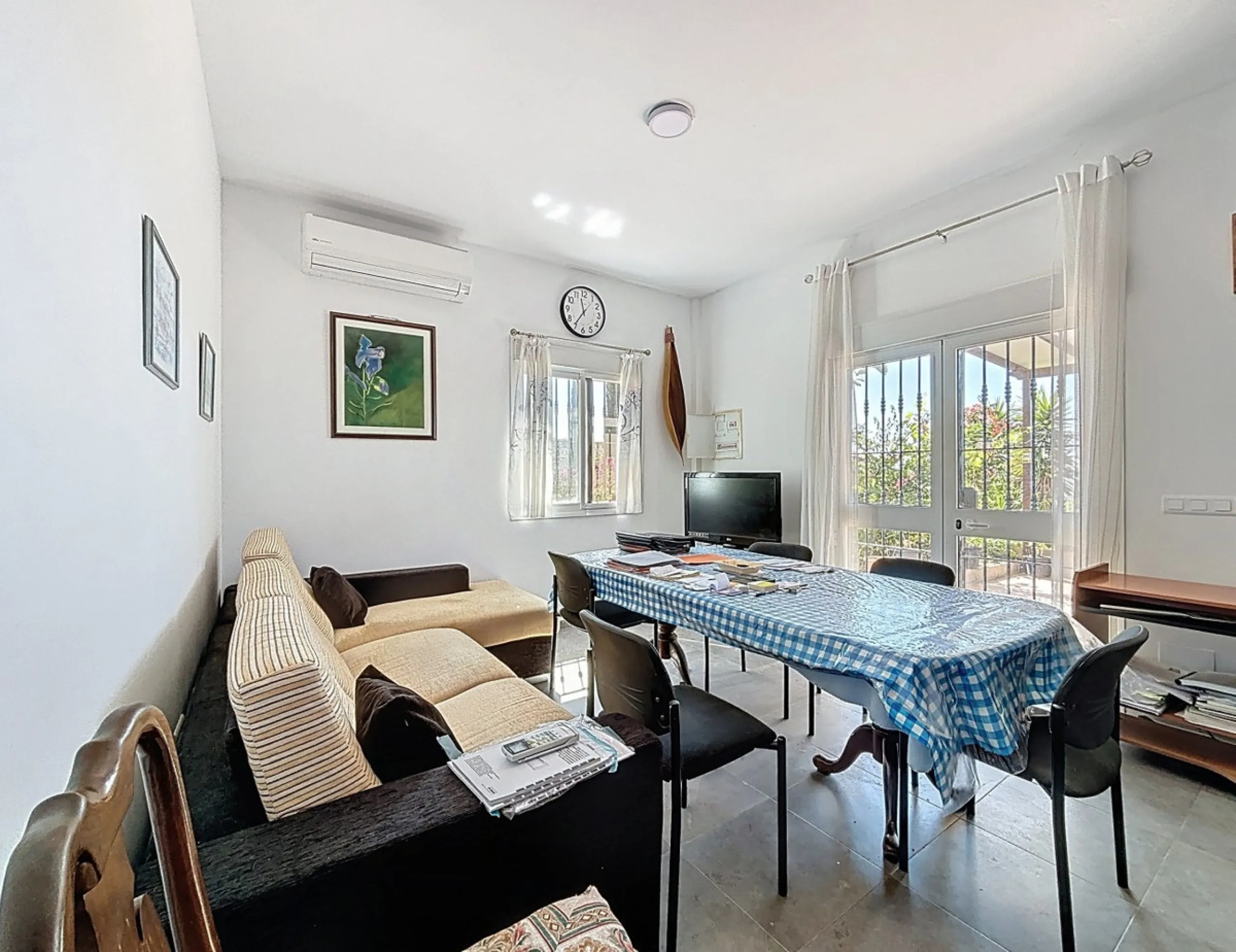 This impressive finca near Almayate spans almost 32,000 m2 of land and offers ample space for peace, self-sufficiency or small-scale farming projects. At its heart lies a charming house of approx. 200 m2, thoughtfully designed with three bedrooms and thre