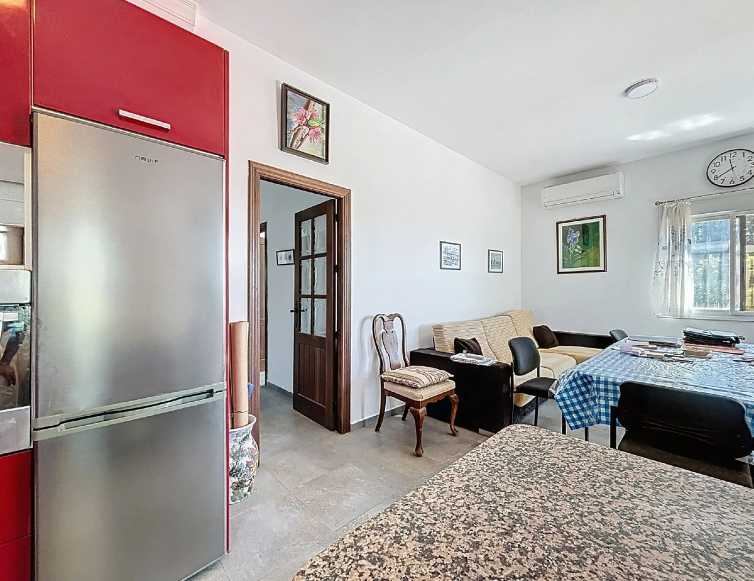 This impressive finca near Almayate spans almost 32,000 m2 of land and offers ample space for peace, self-sufficiency or small-scale farming projects. At its heart lies a charming house of approx. 200 m2, thoughtfully designed with three bedrooms and thre