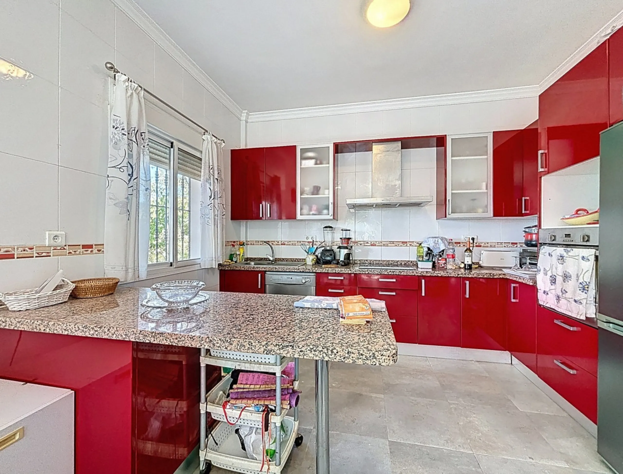 This impressive finca near Almayate spans almost 32,000 m2 of land and offers ample space for peace, self-sufficiency or small-scale farming projects. At its heart lies a charming house of approx. 200 m2, thoughtfully designed with three bedrooms and thre