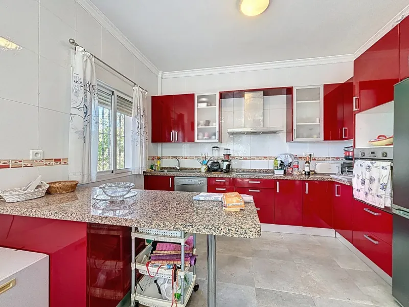 This impressive finca near Almayate spans almost 32,000 m2 of land and offers ample space for peace, self-sufficiency or small-scale farming projects. At its heart lies a charming house of approx. 200 m2, thoughtfully designed with three bedrooms and thre