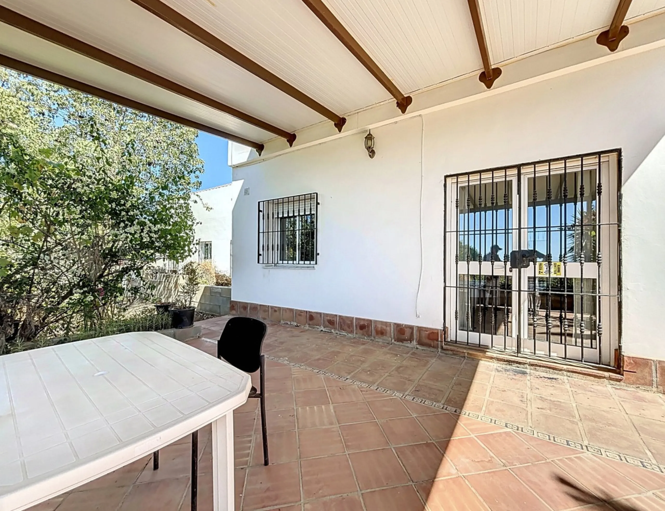 This impressive finca near Almayate spans almost 32,000 m2 of land and offers ample space for peace, self-sufficiency or small-scale farming projects. At its heart lies a charming house of approx. 200 m2, thoughtfully designed with three bedrooms and thre