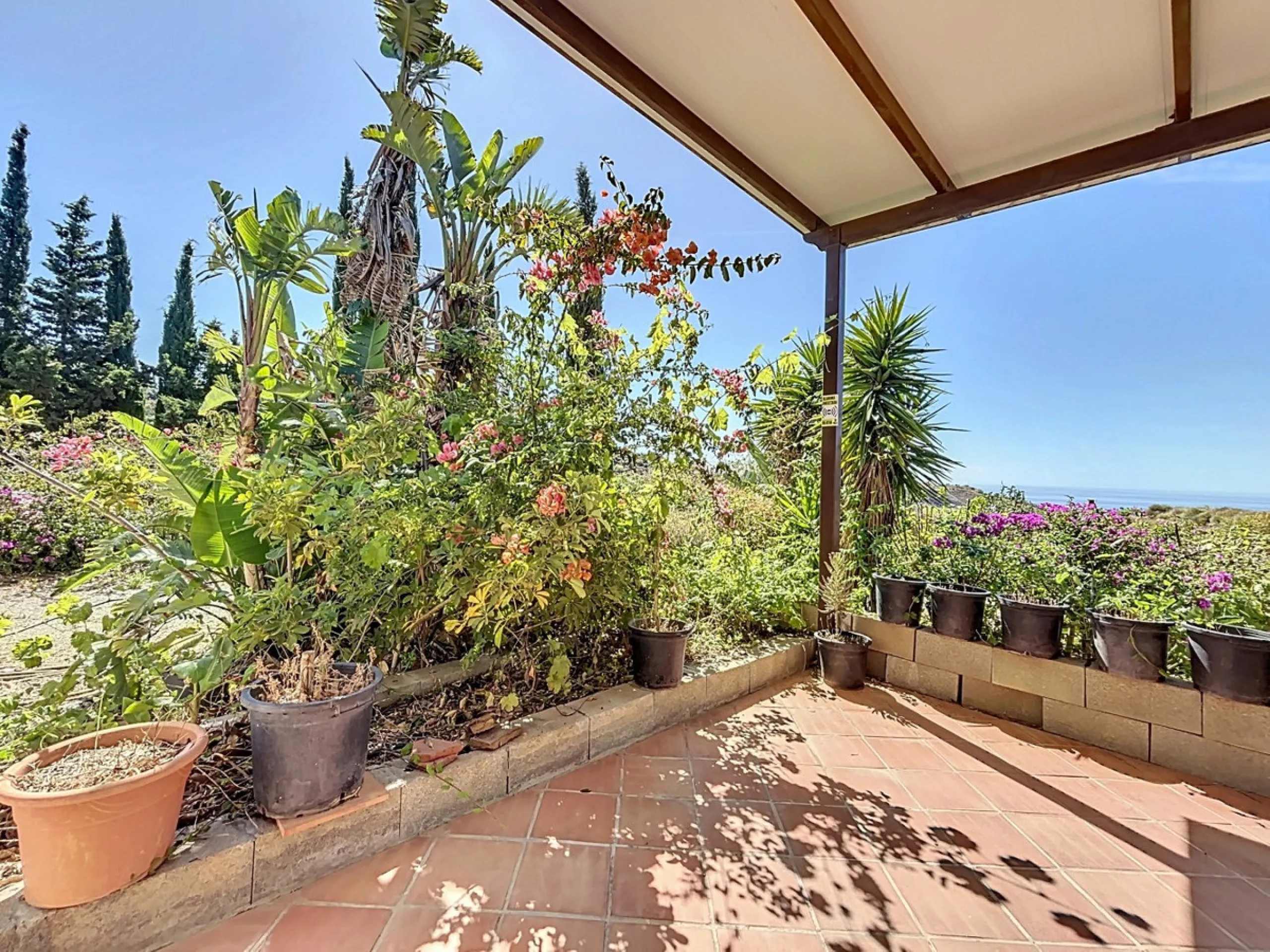 This impressive finca near Almayate spans almost 32,000 m2 of land and offers ample space for peace, self-sufficiency or small-scale farming projects. At its heart lies a charming house of approx. 200 m2, thoughtfully designed with three bedrooms and thre