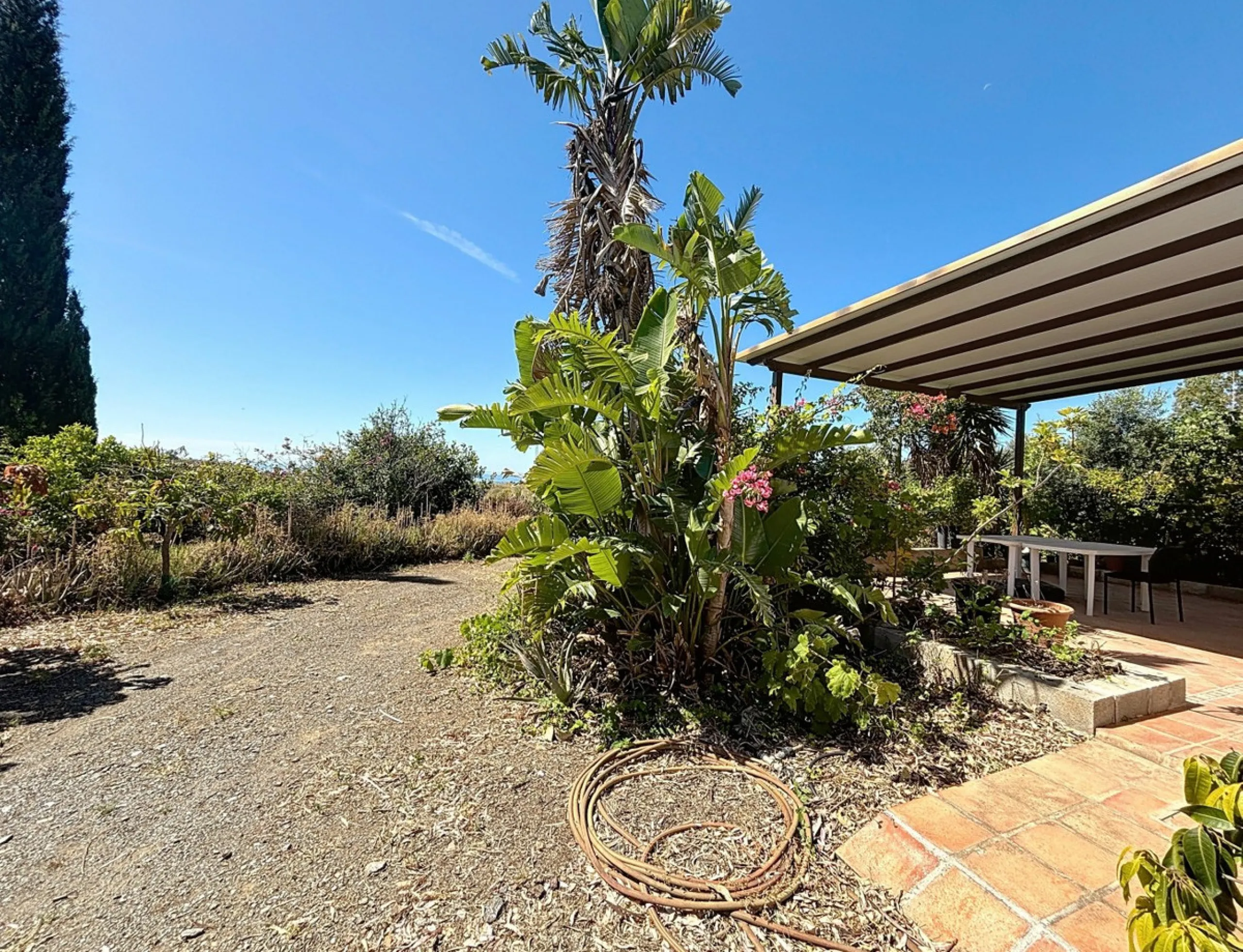 This impressive finca near Almayate spans almost 32,000 m2 of land and offers ample space for peace, self-sufficiency or small-scale farming projects. At its heart lies a charming house of approx. 200 m2, thoughtfully designed with three bedrooms and thre