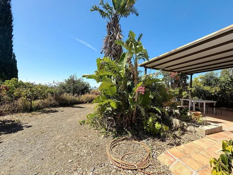 This impressive finca near Almayate spans almost 32,000 m2 of land and offers ample space for peace, self-sufficiency or small-scale farming projects. At its heart lies a charming house of approx. 200 m2, thoughtfully designed with three bedrooms and thre