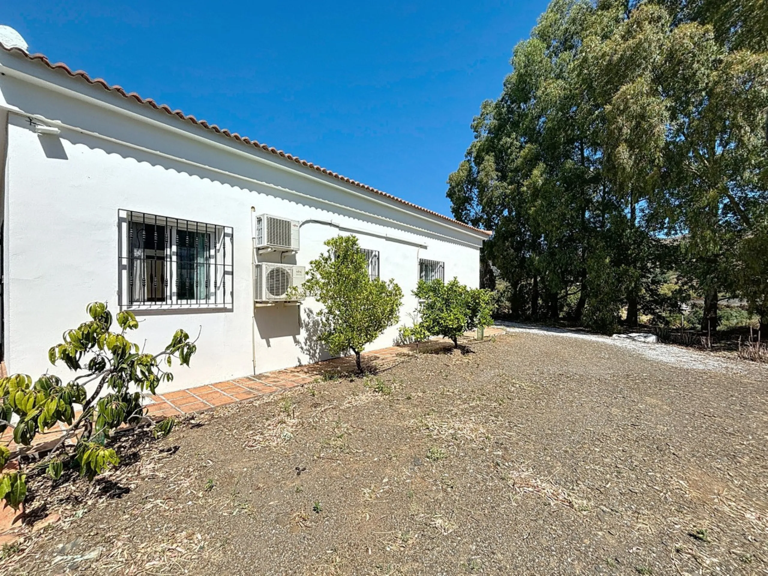 This impressive finca near Almayate spans almost 32,000 m2 of land and offers ample space for peace, self-sufficiency or small-scale farming projects. At its heart lies a charming house of approx. 200 m2, thoughtfully designed with three bedrooms and thre