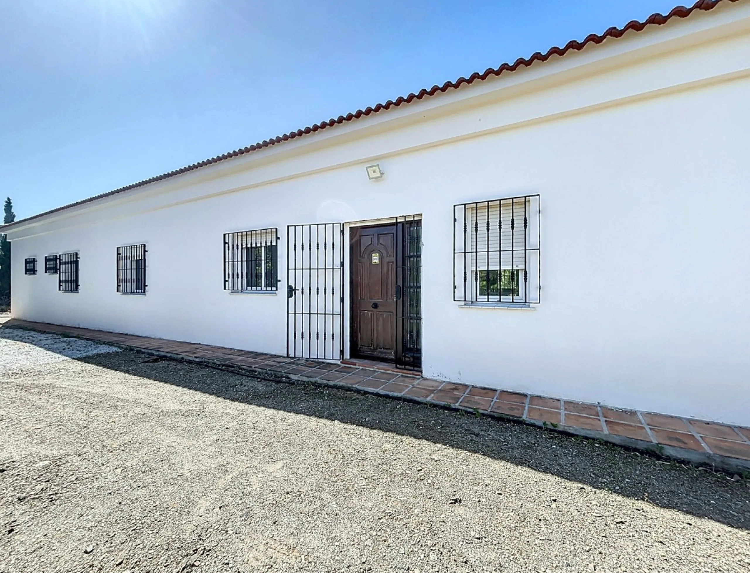 This impressive finca near Almayate spans almost 32,000 m2 of land and offers ample space for peace, self-sufficiency or small-scale farming projects. At its heart lies a charming house of approx. 200 m2, thoughtfully designed with three bedrooms and thre