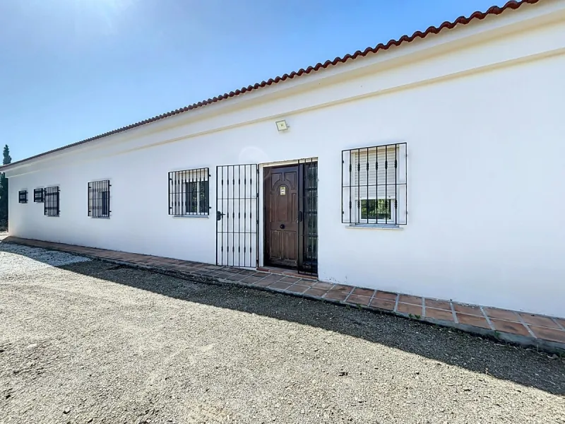 This impressive finca near Almayate spans almost 32,000 m2 of land and offers ample space for peace, self-sufficiency or small-scale farming projects. At its heart lies a charming house of approx. 200 m2, thoughtfully designed with three bedrooms and thre