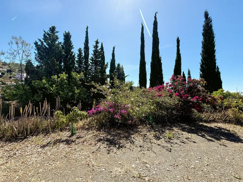 This impressive finca near Almayate spans almost 32,000 m2 of land and offers ample space for peace, self-sufficiency or small-scale farming projects. At its heart lies a charming house of approx. 200 m2, thoughtfully designed with three bedrooms and thre