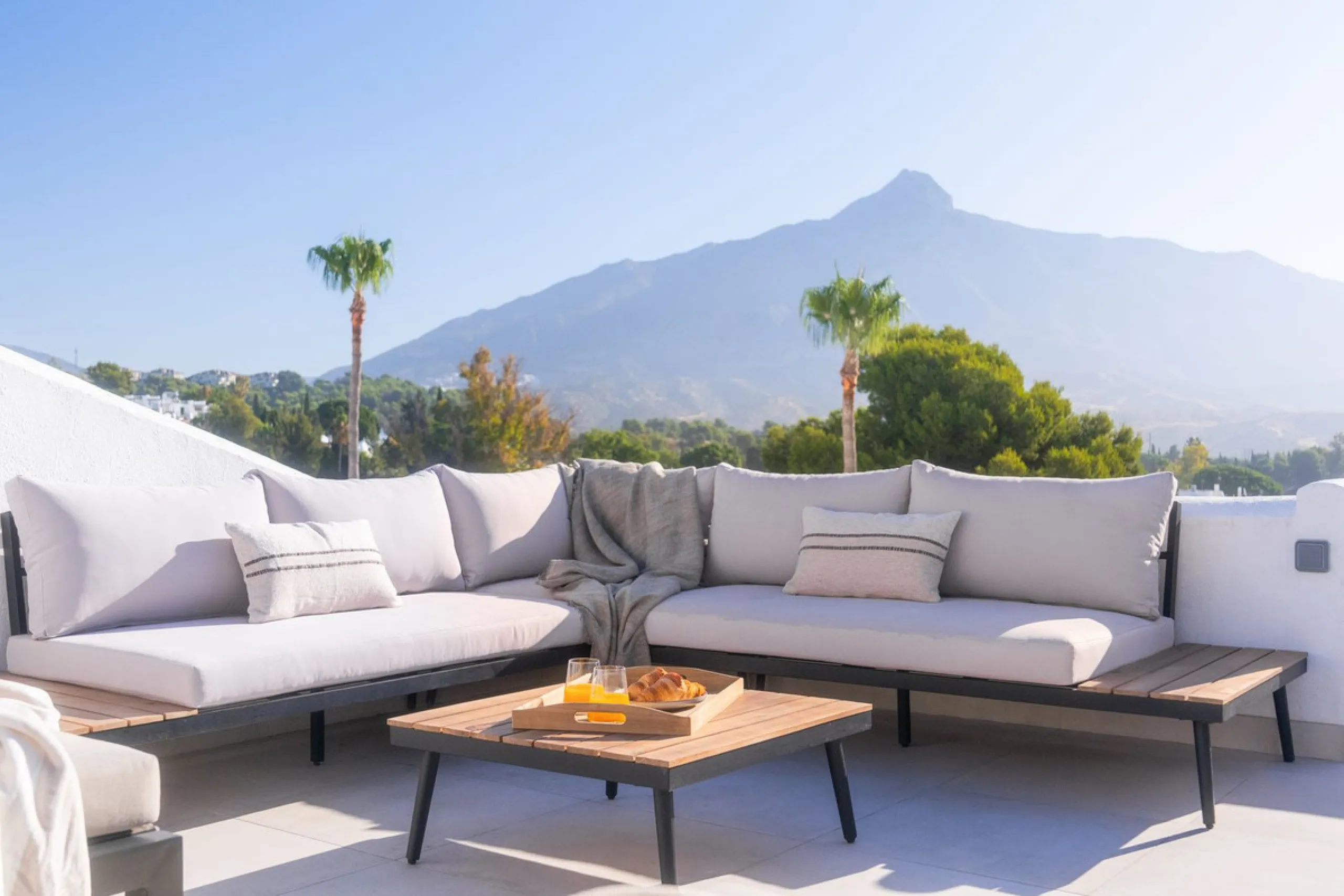 Stylish Townhouse with Scenic Views in Aloha Pueblo, Nueva Andalucía