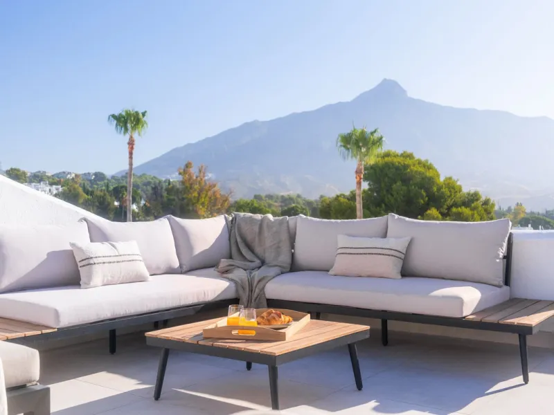 Stylish Townhouse with Scenic Views in Aloha Pueblo, Nueva Andalucía
