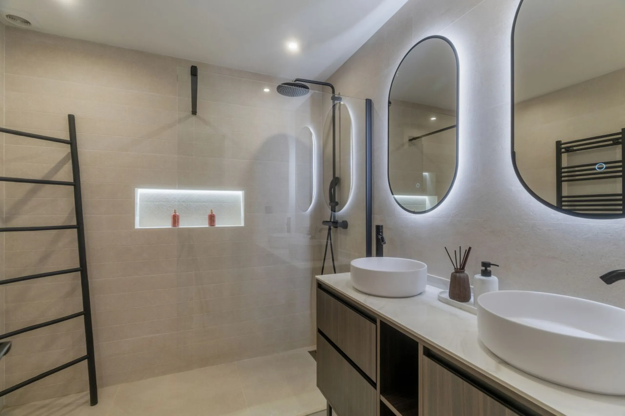 Stylish Townhouse with Scenic Views in Aloha Pueblo, Nueva Andalucía