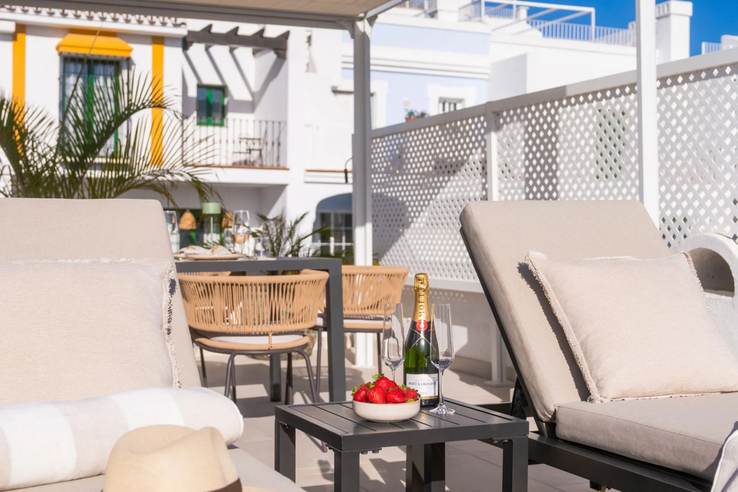 Stylish Townhouse with Scenic Views in Aloha Pueblo, Nueva Andalucía