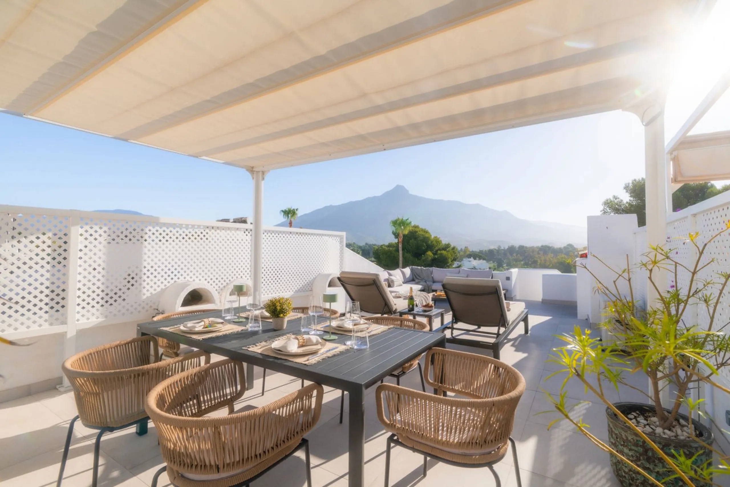 Stylish Townhouse with Scenic Views in Aloha Pueblo, Nueva Andalucía