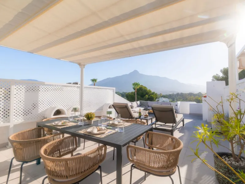 Stylish Townhouse with Scenic Views in Aloha Pueblo, Nueva Andalucía