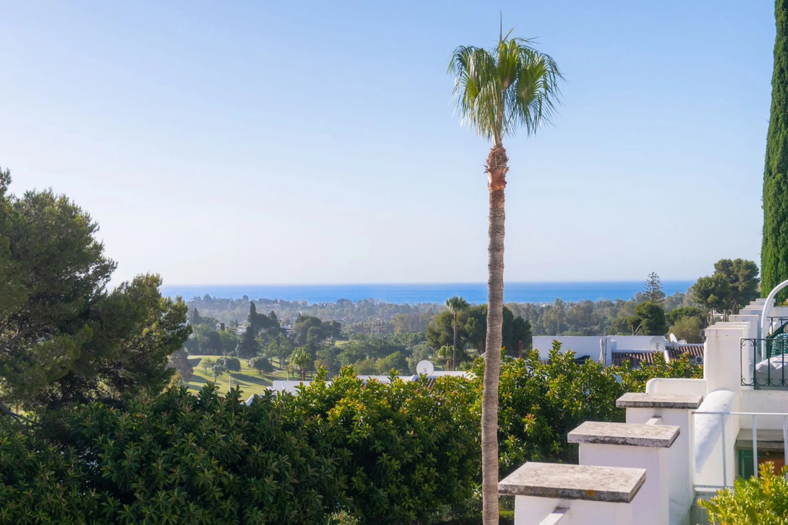 Stylish Townhouse with Scenic Views in Aloha Pueblo, Nueva Andalucía