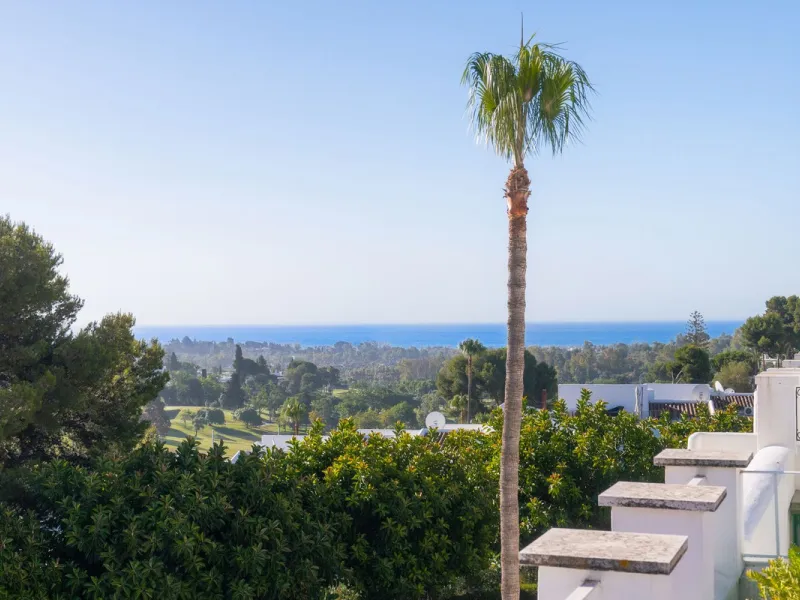 Stylish Townhouse with Scenic Views in Aloha Pueblo, Nueva Andalucía