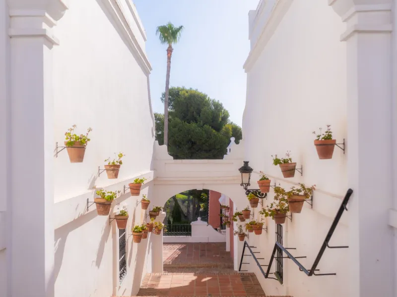 Stylish Townhouse with Scenic Views in Aloha Pueblo, Nueva Andalucía