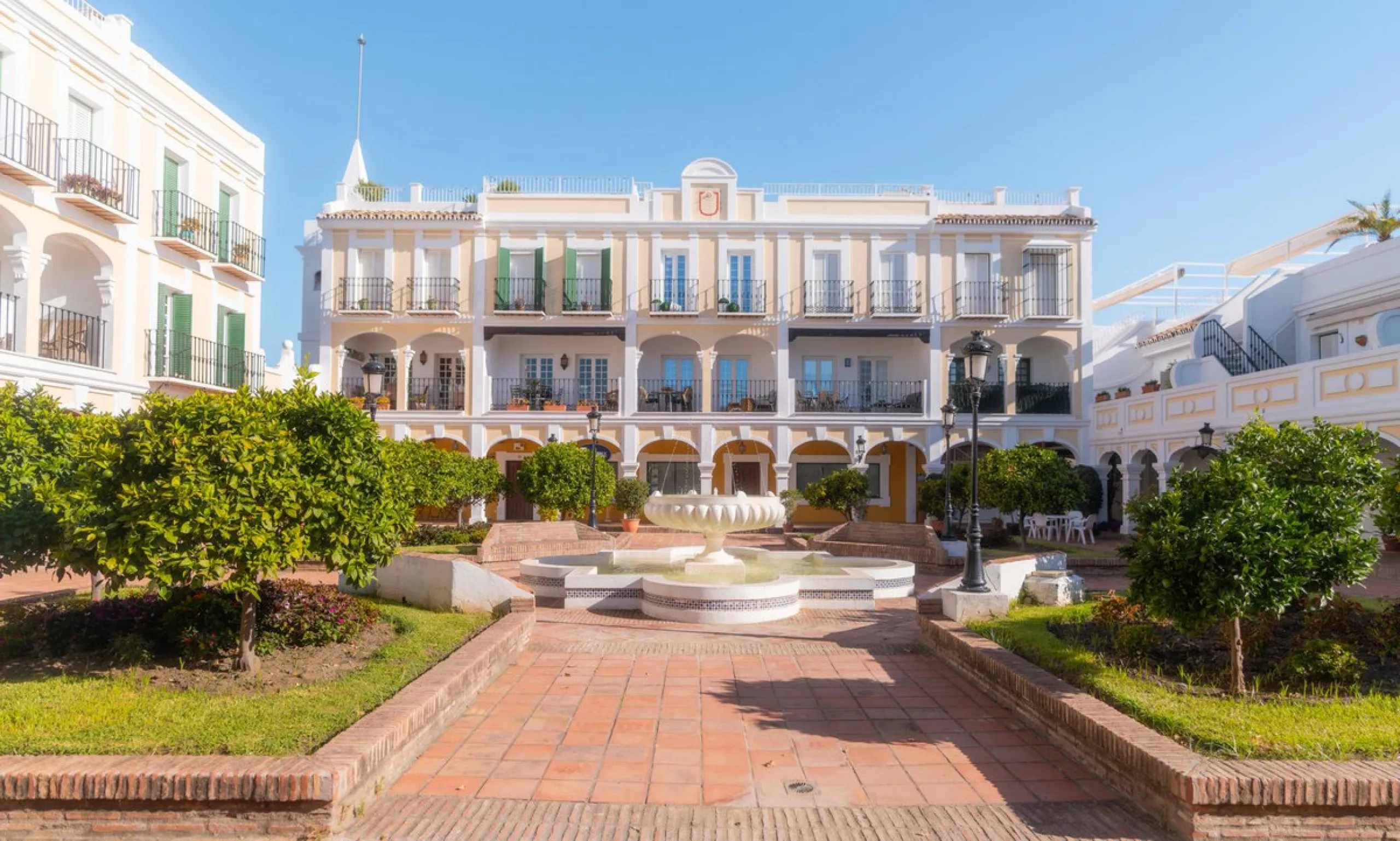 Stylish Townhouse with Scenic Views in Aloha Pueblo, Nueva Andalucía