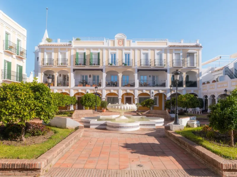 Stylish Townhouse with Scenic Views in Aloha Pueblo, Nueva Andalucía