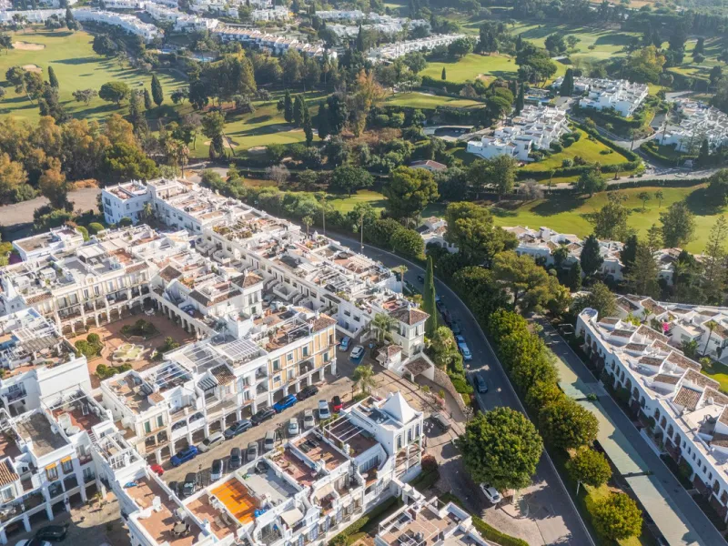 Stylish Townhouse with Scenic Views in Aloha Pueblo, Nueva Andalucía