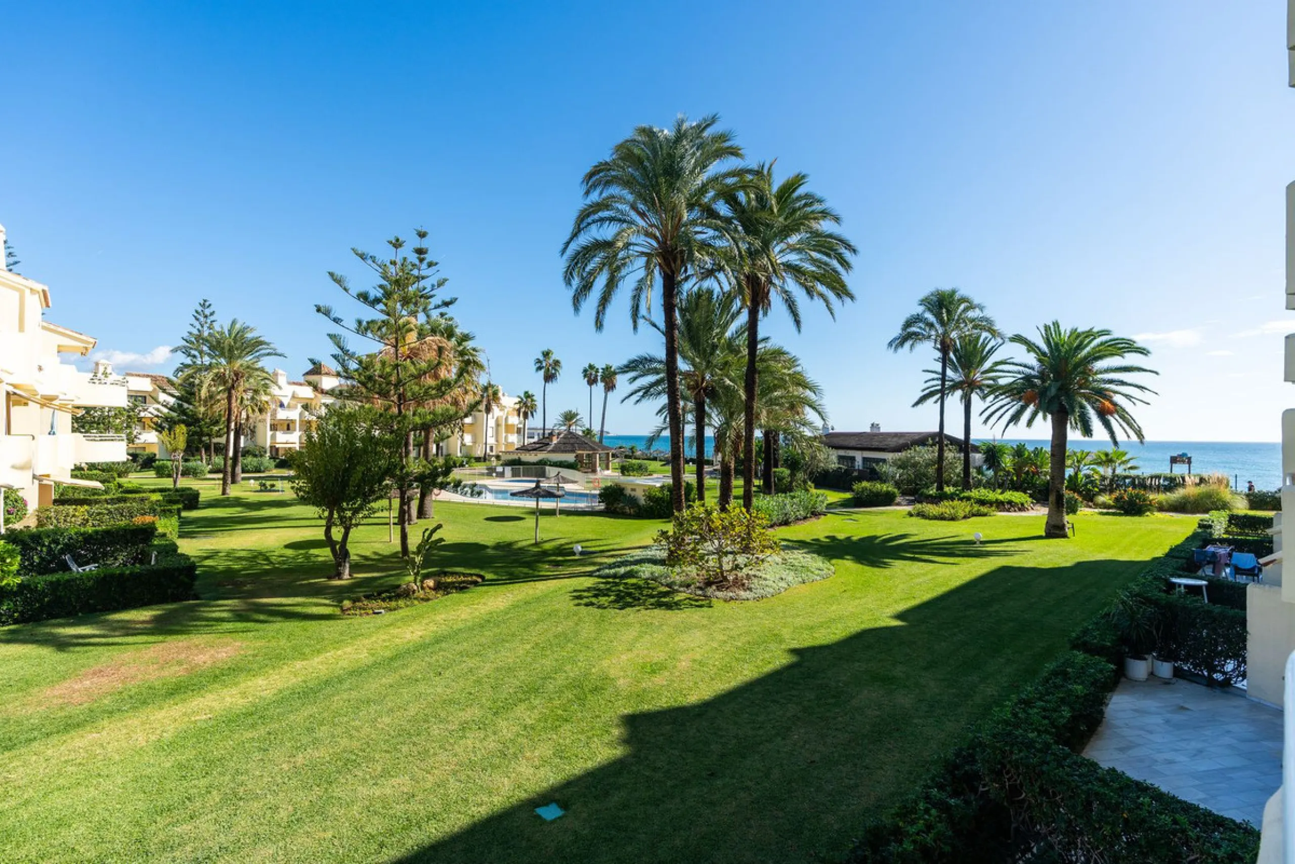 This is a fabulous 3 bedroom apartment in the front line beach complex of Las Mimosas in La Cala de Mijas. Set on the first floor with views over the beautiful gardens, pools and Mediterranean, this is the perfect spot for enjoying the beach life all year