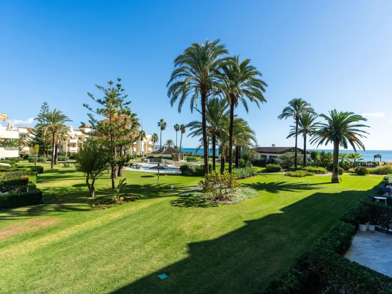 This is a fabulous 3 bedroom apartment in the front line beach complex of Las Mimosas in La Cala de Mijas. Set on the first floor with views over the beautiful gardens, pools and Mediterranean, this is the perfect spot for enjoying the beach life all year
