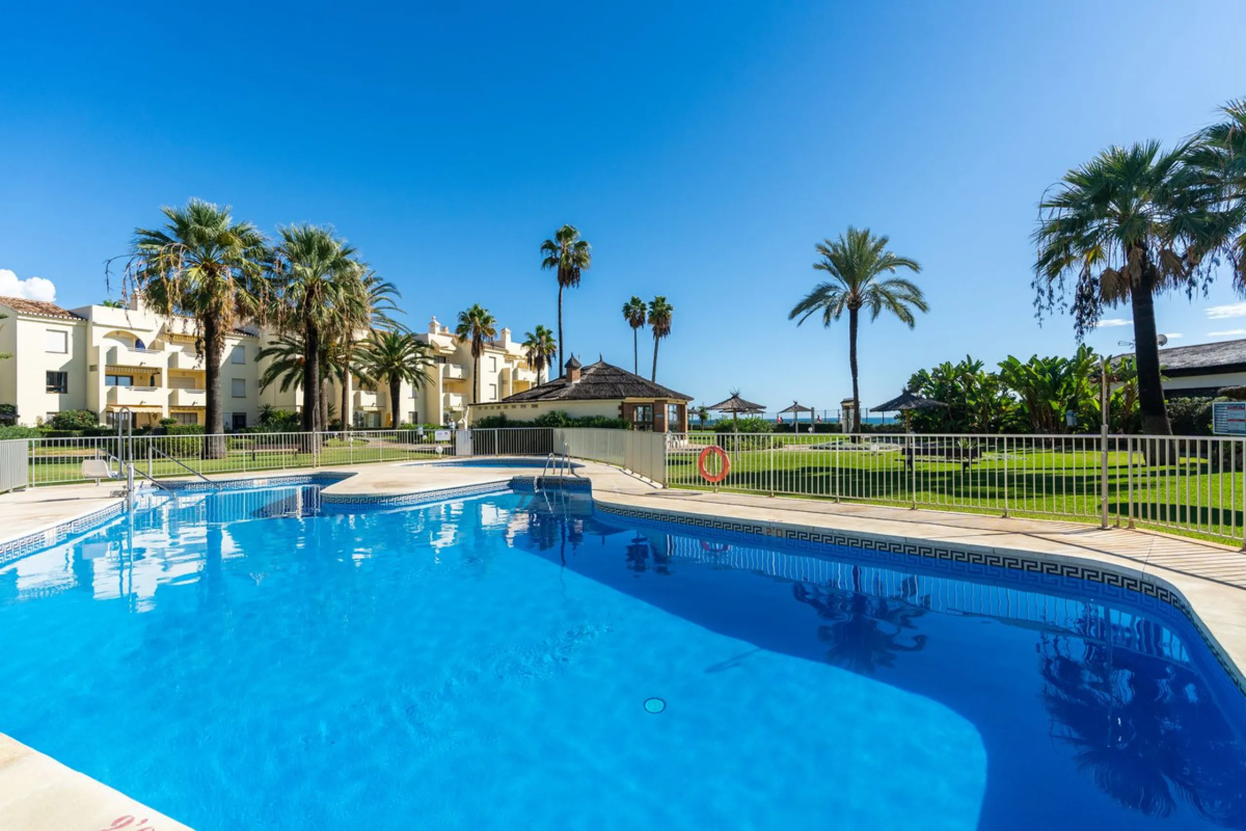 This is a fabulous 3 bedroom apartment in the front line beach complex of Las Mimosas in La Cala de Mijas. Set on the first floor with views over the beautiful gardens, pools and Mediterranean, this is the perfect spot for enjoying the beach life all year
