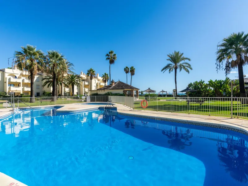 This is a fabulous 3 bedroom apartment in the front line beach complex of Las Mimosas in La Cala de Mijas. Set on the first floor with views over the beautiful gardens, pools and Mediterranean, this is the perfect spot for enjoying the beach life all year
