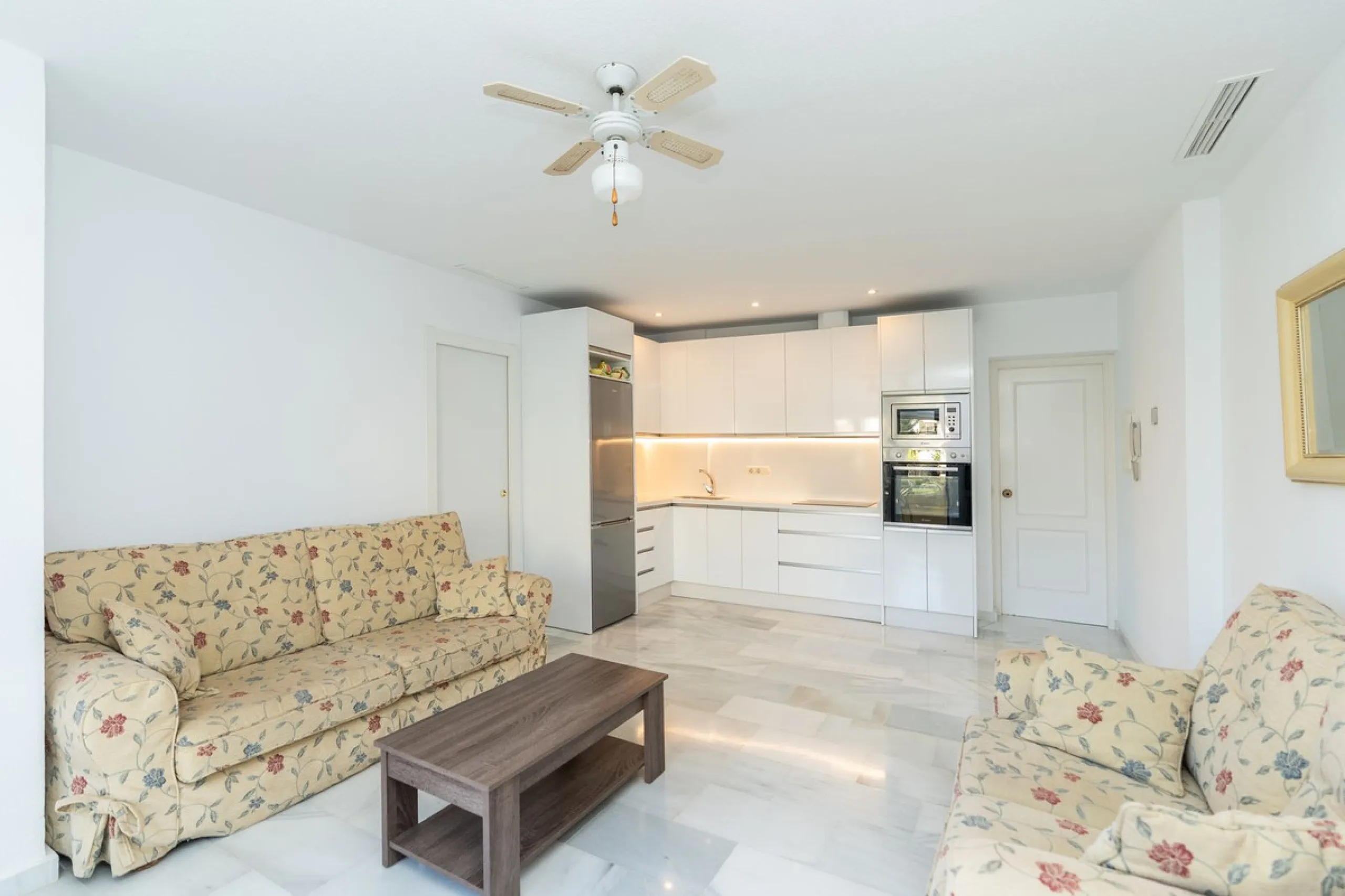 This is a fabulous 3 bedroom apartment in the front line beach complex of Las Mimosas in La Cala de Mijas. Set on the first floor with views over the beautiful gardens, pools and Mediterranean, this is the perfect spot for enjoying the beach life all year