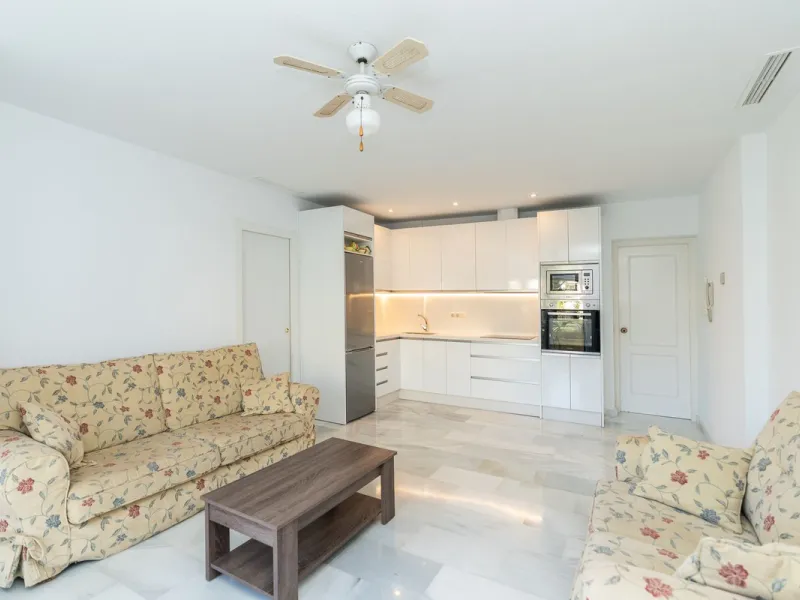 This is a fabulous 3 bedroom apartment in the front line beach complex of Las Mimosas in La Cala de Mijas. Set on the first floor with views over the beautiful gardens, pools and Mediterranean, this is the perfect spot for enjoying the beach life all year