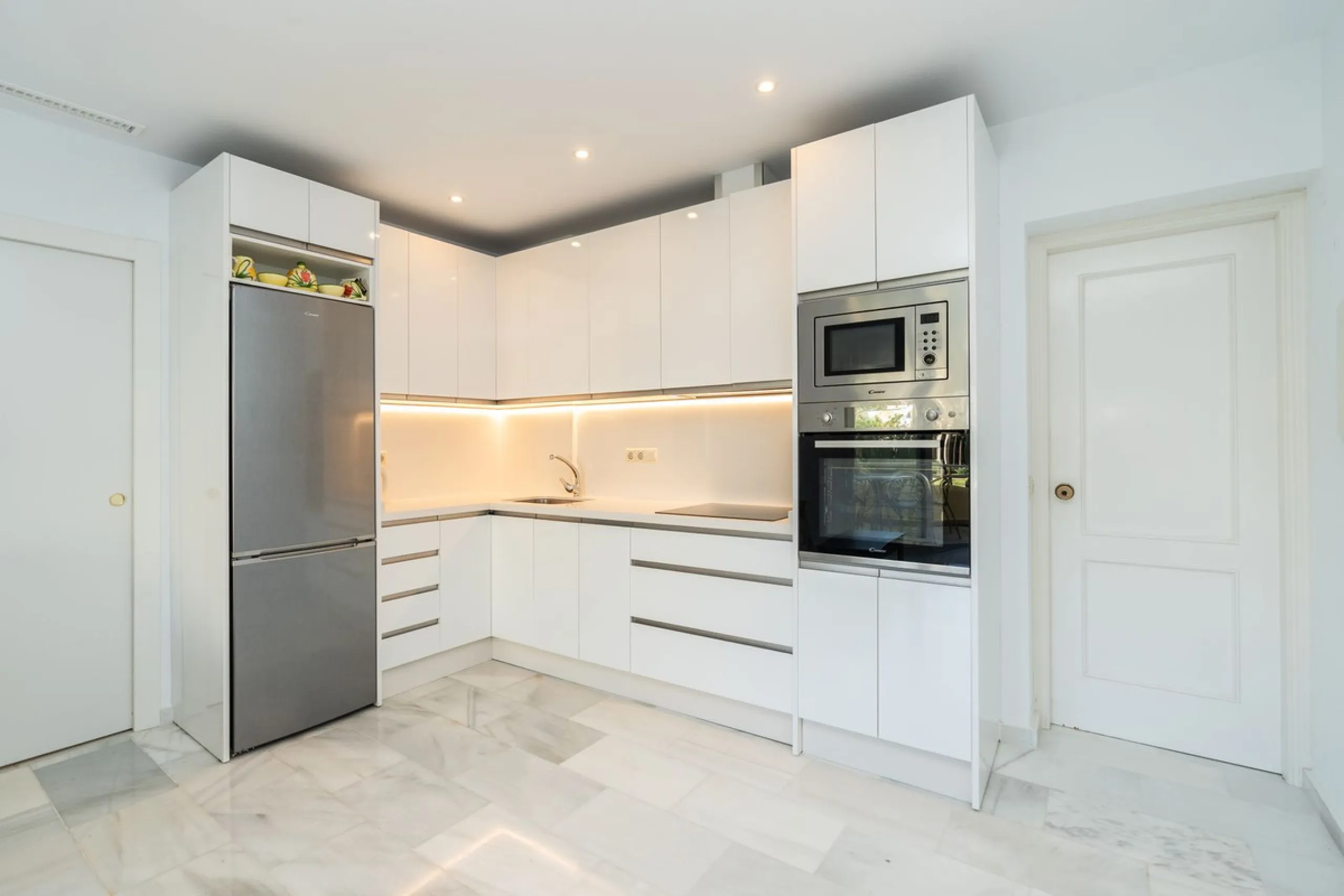 This is a fabulous 3 bedroom apartment in the front line beach complex of Las Mimosas in La Cala de Mijas. Set on the first floor with views over the beautiful gardens, pools and Mediterranean, this is the perfect spot for enjoying the beach life all year