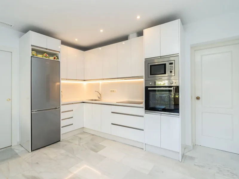 This is a fabulous 3 bedroom apartment in the front line beach complex of Las Mimosas in La Cala de Mijas. Set on the first floor with views over the beautiful gardens, pools and Mediterranean, this is the perfect spot for enjoying the beach life all year