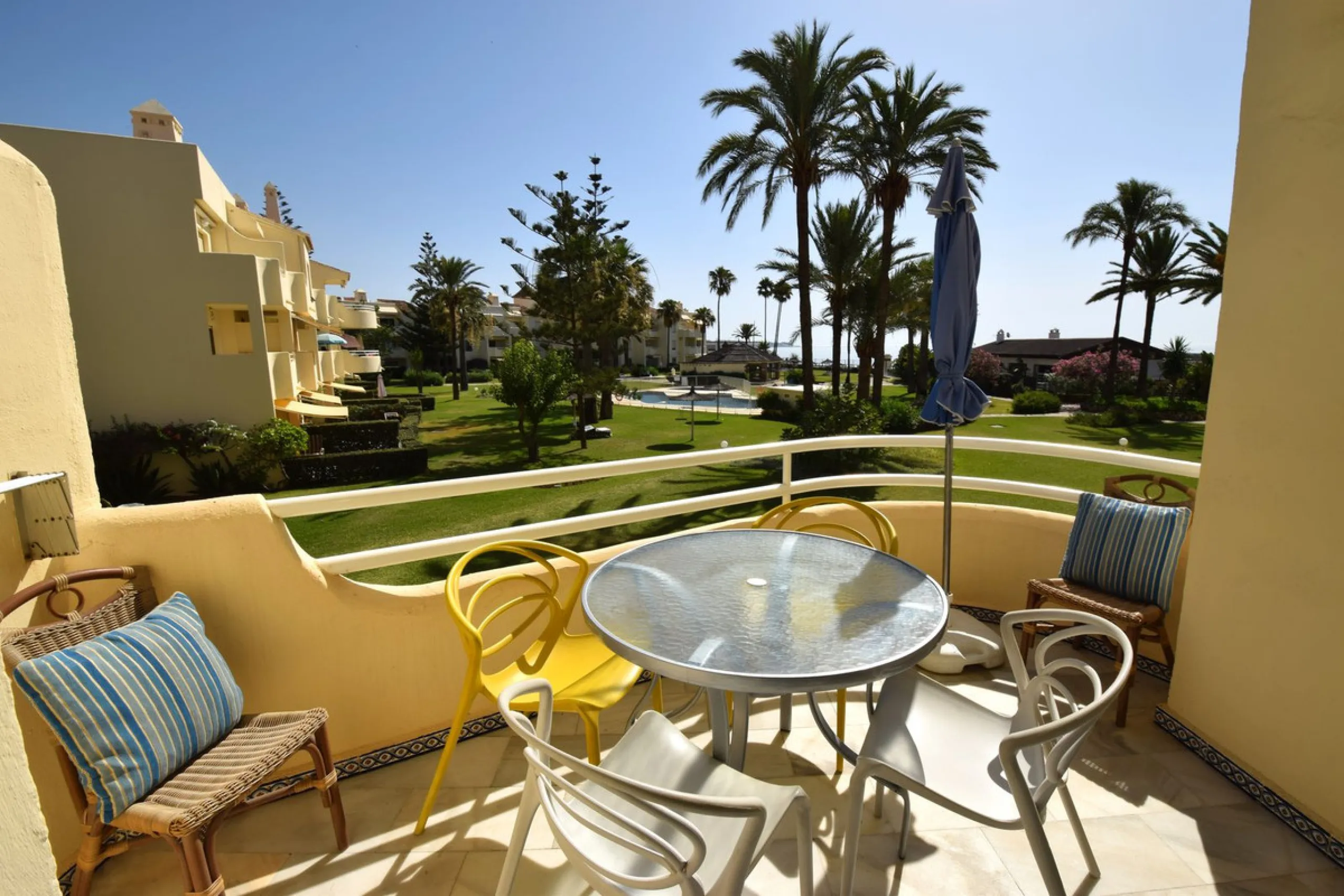 This is a fabulous 3 bedroom apartment in the front line beach complex of Las Mimosas in La Cala de Mijas. Set on the first floor with views over the beautiful gardens, pools and Mediterranean, this is the perfect spot for enjoying the beach life all year
