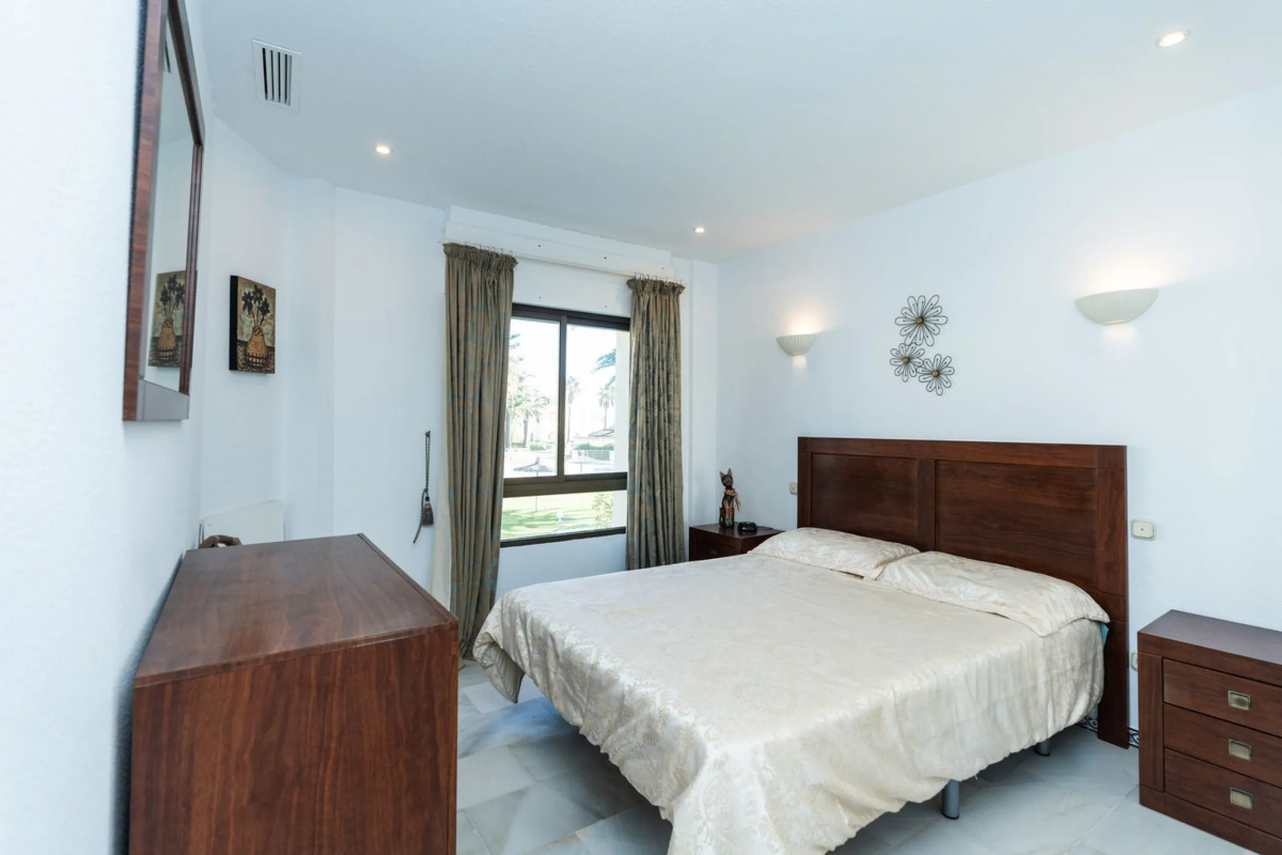 This is a fabulous 3 bedroom apartment in the front line beach complex of Las Mimosas in La Cala de Mijas. Set on the first floor with views over the beautiful gardens, pools and Mediterranean, this is the perfect spot for enjoying the beach life all year