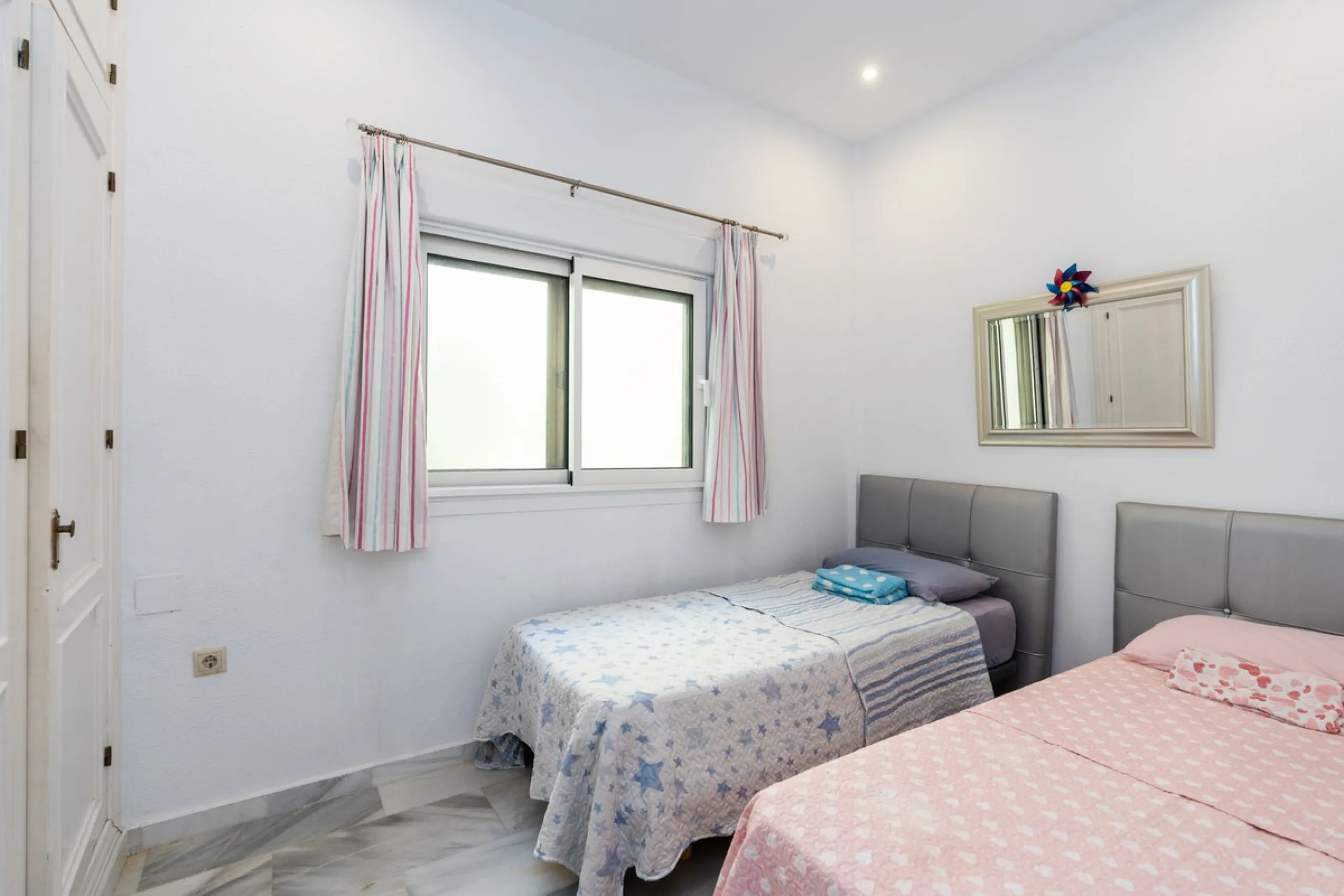 This is a fabulous 3 bedroom apartment in the front line beach complex of Las Mimosas in La Cala de Mijas. Set on the first floor with views over the beautiful gardens, pools and Mediterranean, this is the perfect spot for enjoying the beach life all year