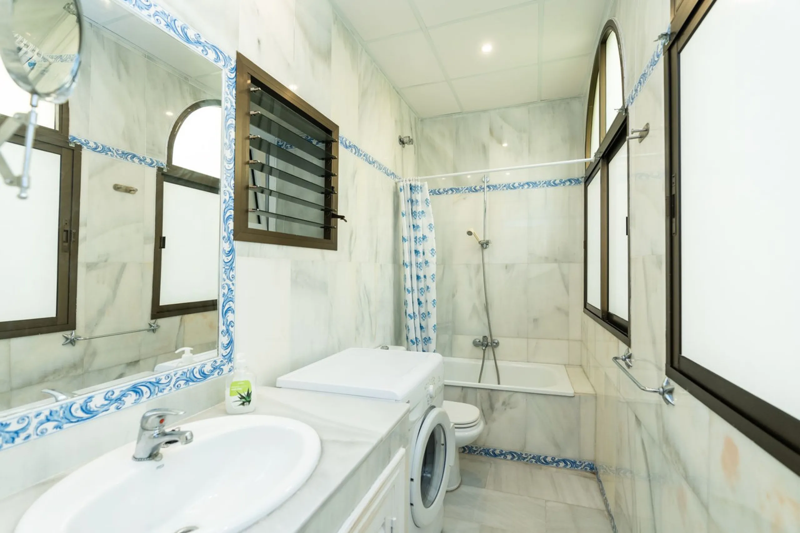This is a fabulous 3 bedroom apartment in the front line beach complex of Las Mimosas in La Cala de Mijas. Set on the first floor with views over the beautiful gardens, pools and Mediterranean, this is the perfect spot for enjoying the beach life all year