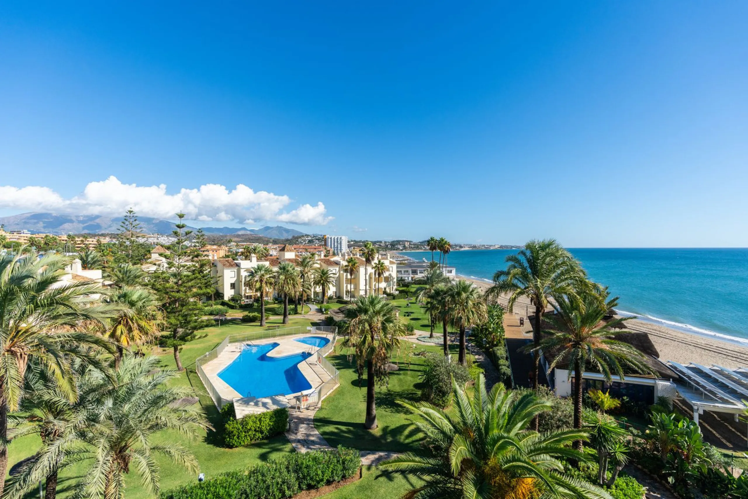 This is a fabulous 3 bedroom apartment in the front line beach complex of Las Mimosas in La Cala de Mijas. Set on the first floor with views over the beautiful gardens, pools and Mediterranean, this is the perfect spot for enjoying the beach life all year