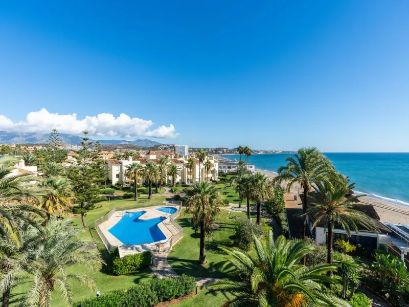 This is a fabulous 3 bedroom apartment in the front line beach complex of Las Mimosas in La Cala de Mijas. Set on the first floor with views over the beautiful gardens, pools and Mediterranean, this is the perfect spot for enjoying the beach life all year