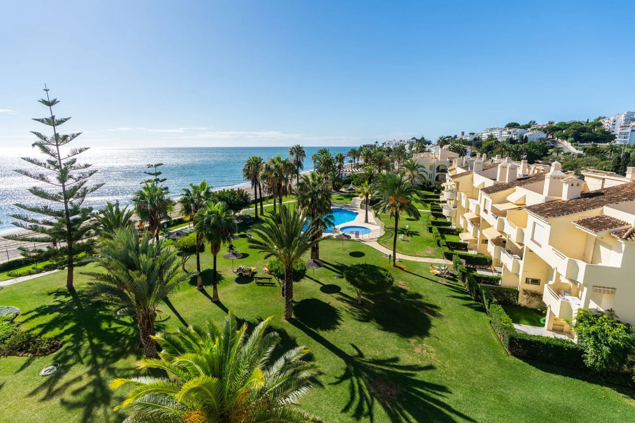 This is a fabulous 3 bedroom apartment in the front line beach complex of Las Mimosas in La Cala de Mijas. Set on the first floor with views over the beautiful gardens, pools and Mediterranean, this is the perfect spot for enjoying the beach life all year