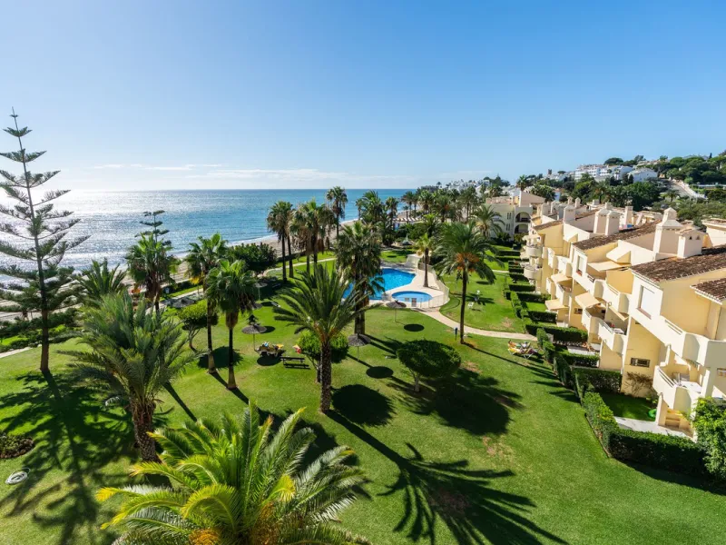 This is a fabulous 3 bedroom apartment in the front line beach complex of Las Mimosas in La Cala de Mijas. Set on the first floor with views over the beautiful gardens, pools and Mediterranean, this is the perfect spot for enjoying the beach life all year