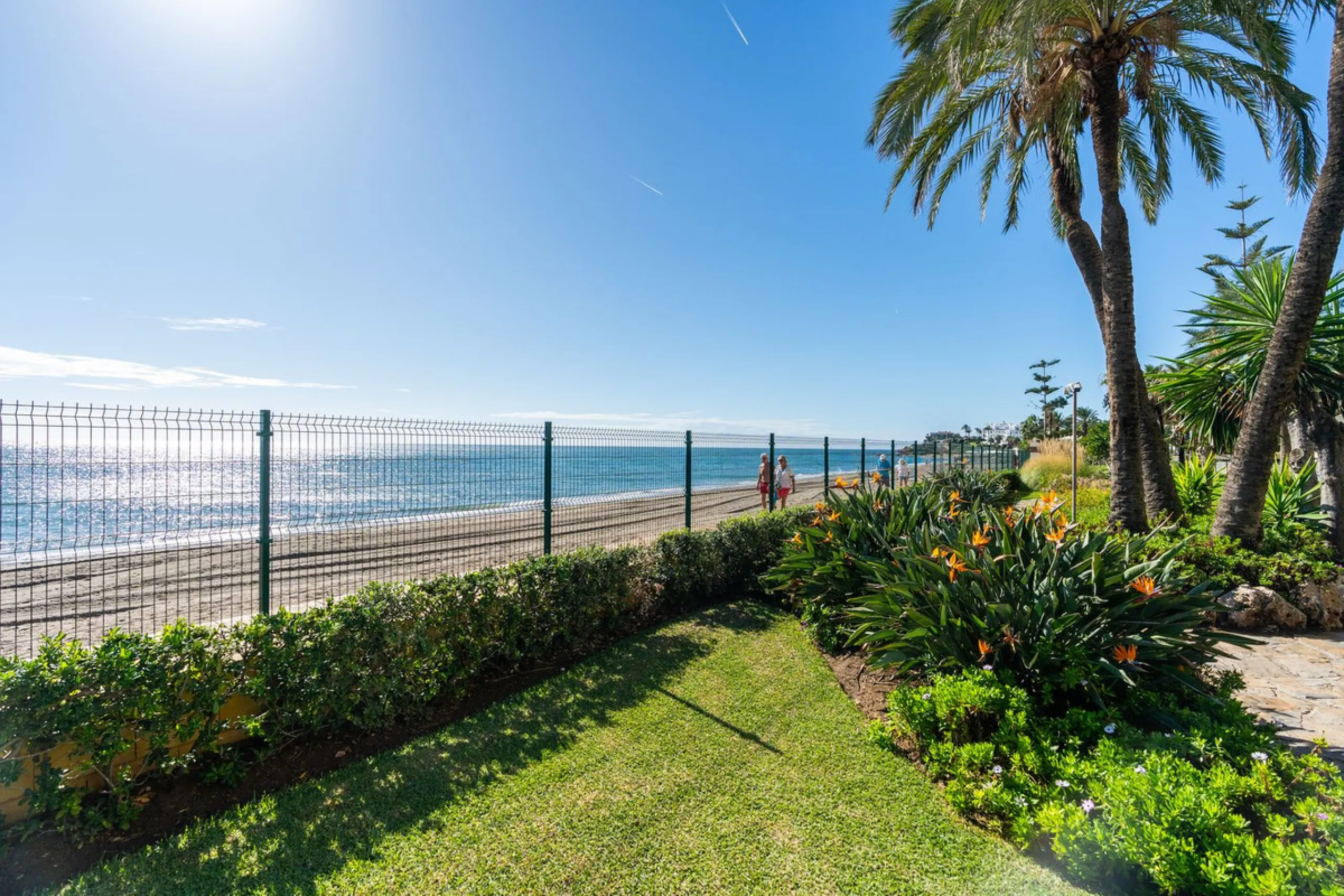 This is a fabulous 3 bedroom apartment in the front line beach complex of Las Mimosas in La Cala de Mijas. Set on the first floor with views over the beautiful gardens, pools and Mediterranean, this is the perfect spot for enjoying the beach life all year
