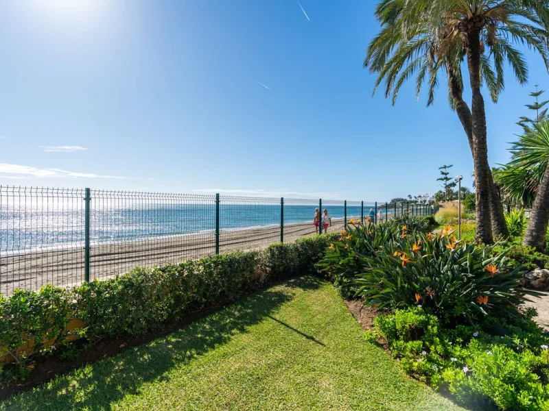 This is a fabulous 3 bedroom apartment in the front line beach complex of Las Mimosas in La Cala de Mijas. Set on the first floor with views over the beautiful gardens, pools and Mediterranean, this is the perfect spot for enjoying the beach life all year