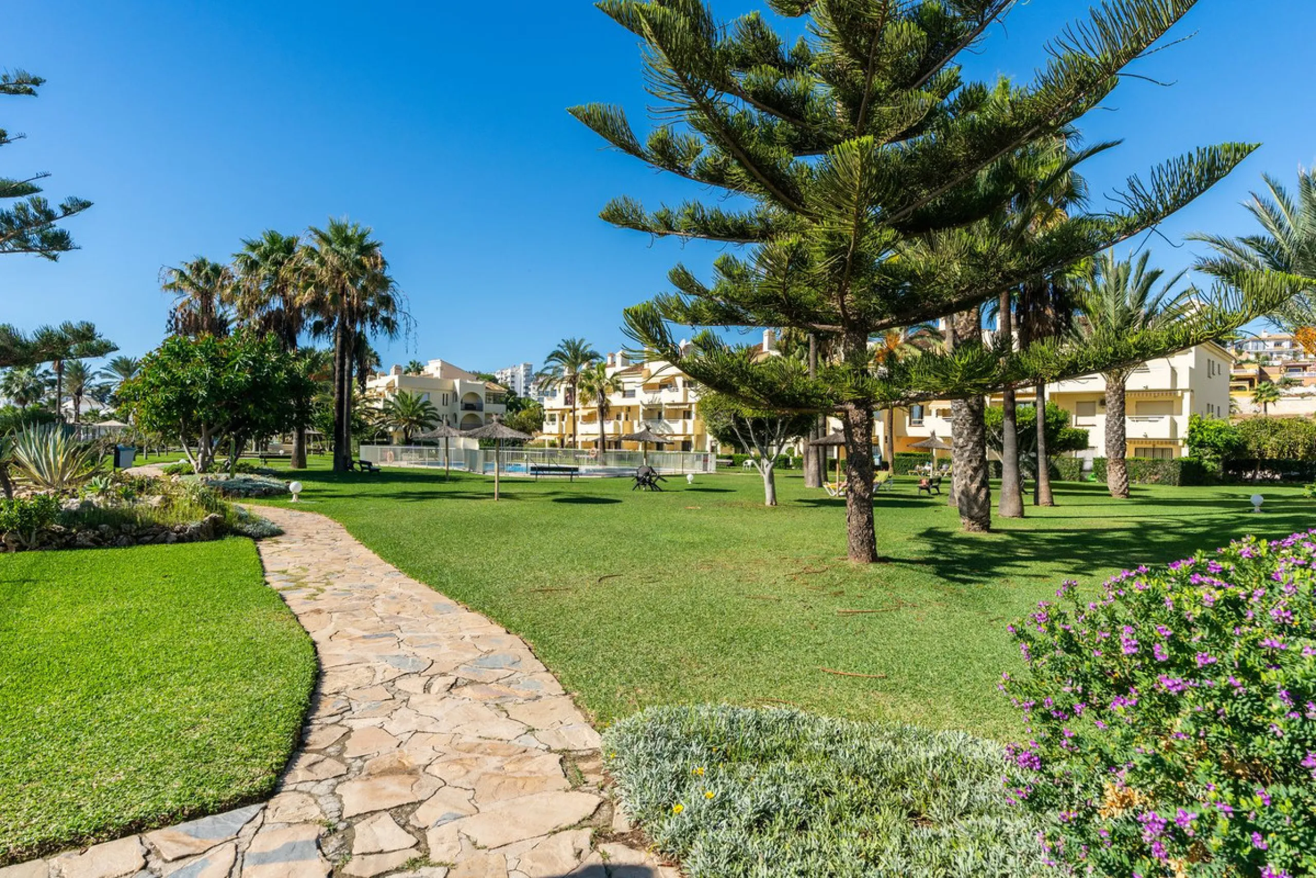 This is a fabulous 3 bedroom apartment in the front line beach complex of Las Mimosas in La Cala de Mijas. Set on the first floor with views over the beautiful gardens, pools and Mediterranean, this is the perfect spot for enjoying the beach life all year