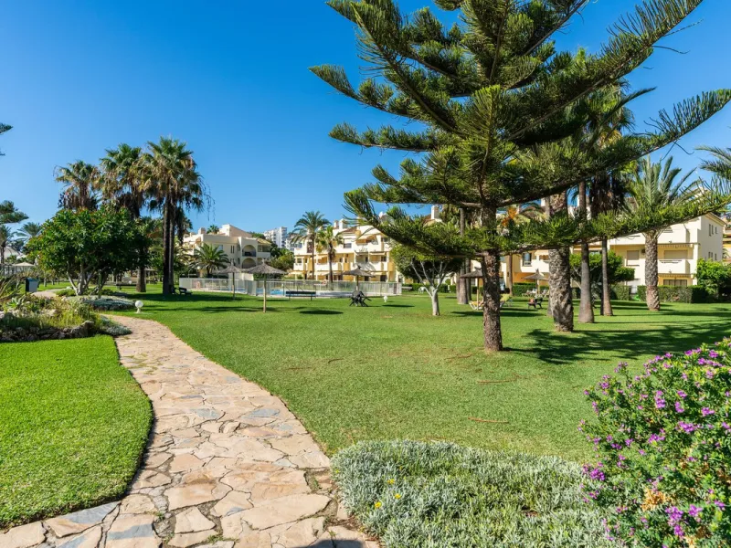 This is a fabulous 3 bedroom apartment in the front line beach complex of Las Mimosas in La Cala de Mijas. Set on the first floor with views over the beautiful gardens, pools and Mediterranean, this is the perfect spot for enjoying the beach life all year
