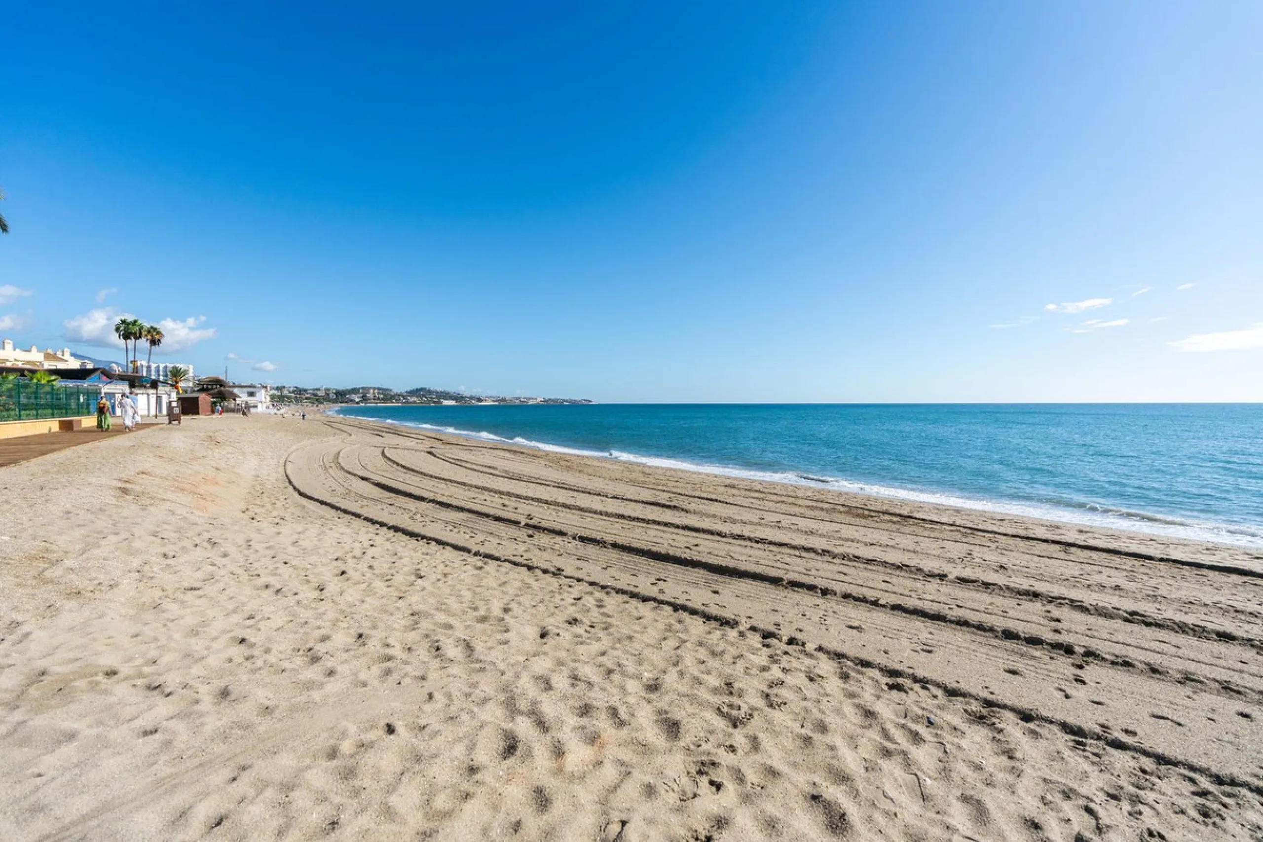 This is a fabulous 3 bedroom apartment in the front line beach complex of Las Mimosas in La Cala de Mijas. Set on the first floor with views over the beautiful gardens, pools and Mediterranean, this is the perfect spot for enjoying the beach life all year