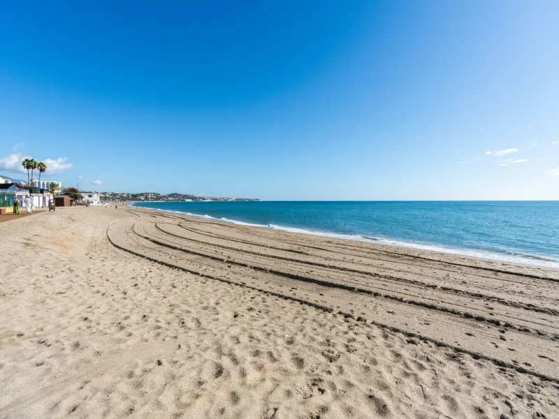 This is a fabulous 3 bedroom apartment in the front line beach complex of Las Mimosas in La Cala de Mijas. Set on the first floor with views over the beautiful gardens, pools and Mediterranean, this is the perfect spot for enjoying the beach life all year